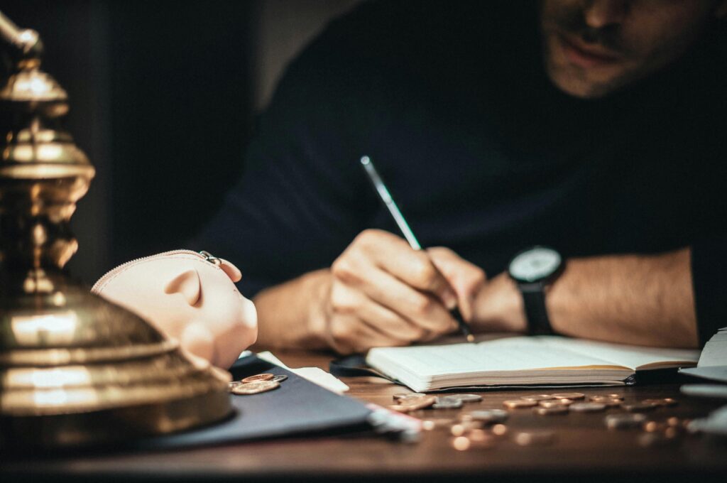 student saving money tips pakistan